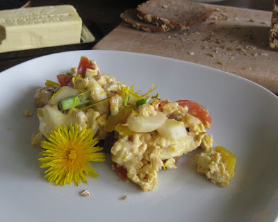 Frühlingshaftes Rührei mit Spargel, Tomate und Paprika Frühlingshaftes Rührei mit Spargel, Tomate und Paprika