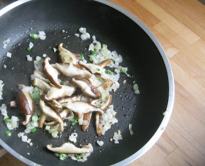 Gebratene Shiitake mit Frühlingszwiebeln; Gebratene Shiitake-Pilze
