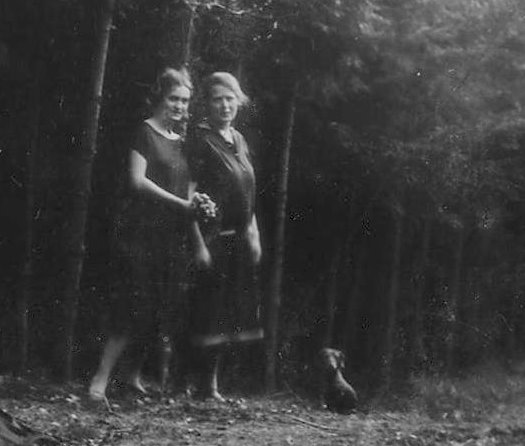 [1926+Elli+Neuendorf+und+Hella.jpg]