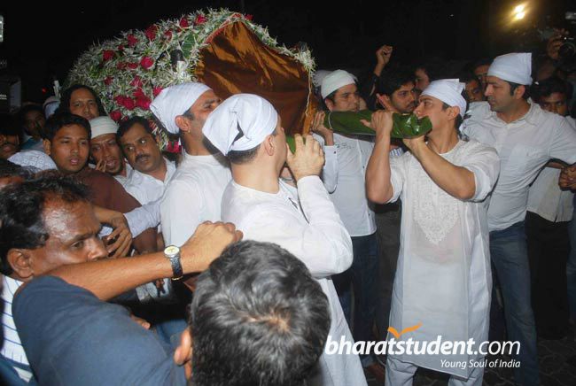 [funeral+of+amir+khan+s+father+(2).jpg]