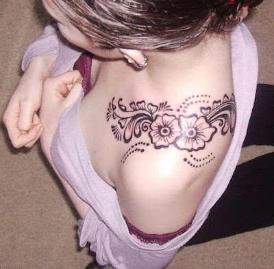 tattoos designs for girls on shoulder. Flower Tattoo Design on Girls Shoulder 