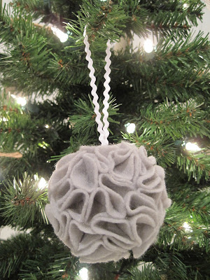 {Beautiful Nest}: Ruffled Felt Ornament Ball