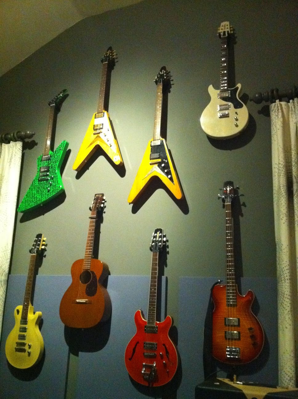 Dumont's Guitars Guitar Wall