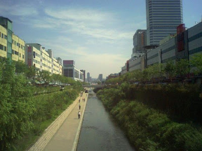 Cheonggye Stream, shot from Malgeunnae bridge