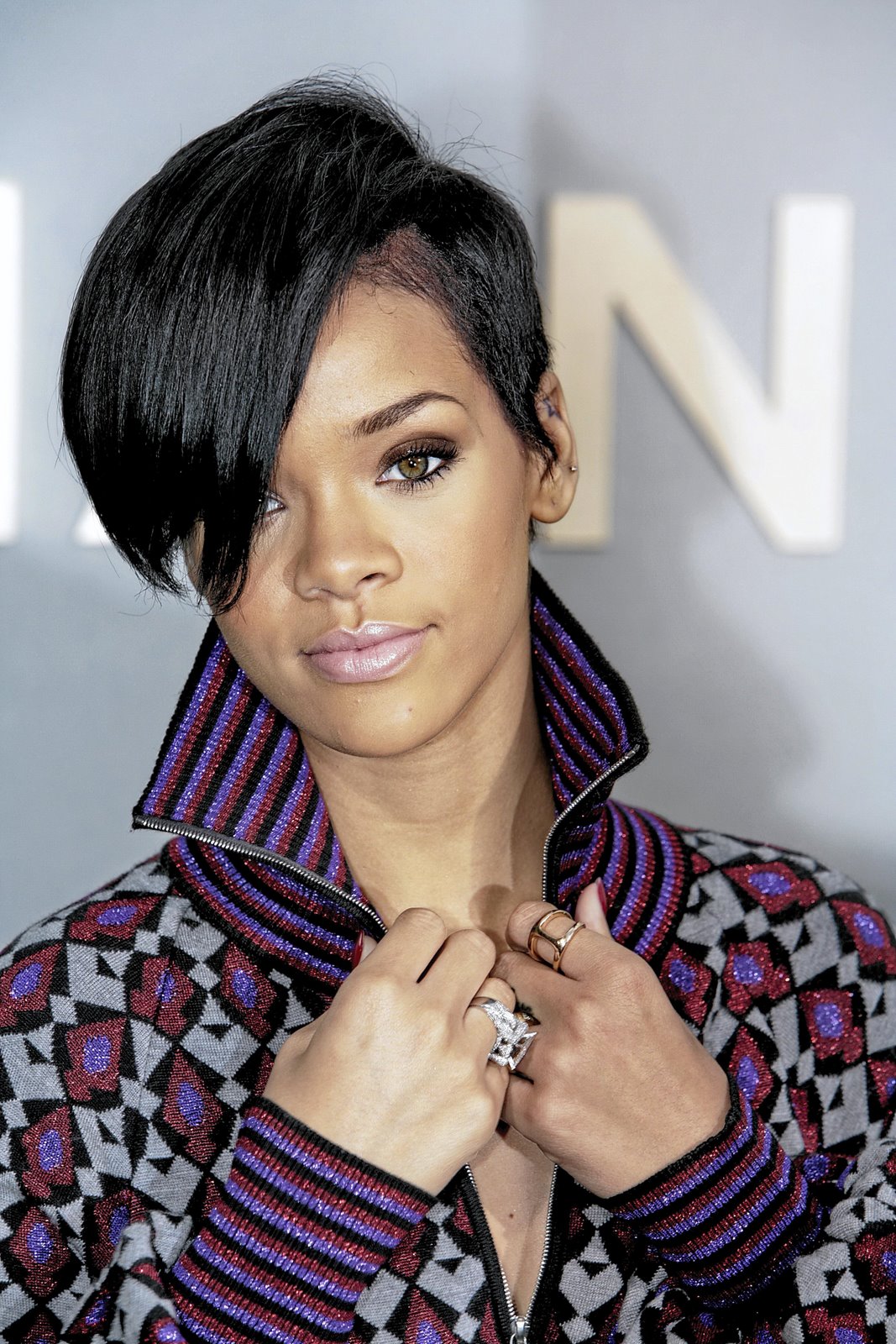 http://3.bp.blogspot.com/_uUR1DUyvNT4/TF6I0D7-h_I/AAAAAAAAAkM/5W5CTWHgPsU/s1600/Rihanna%20-%20Black%20Hair.jpg