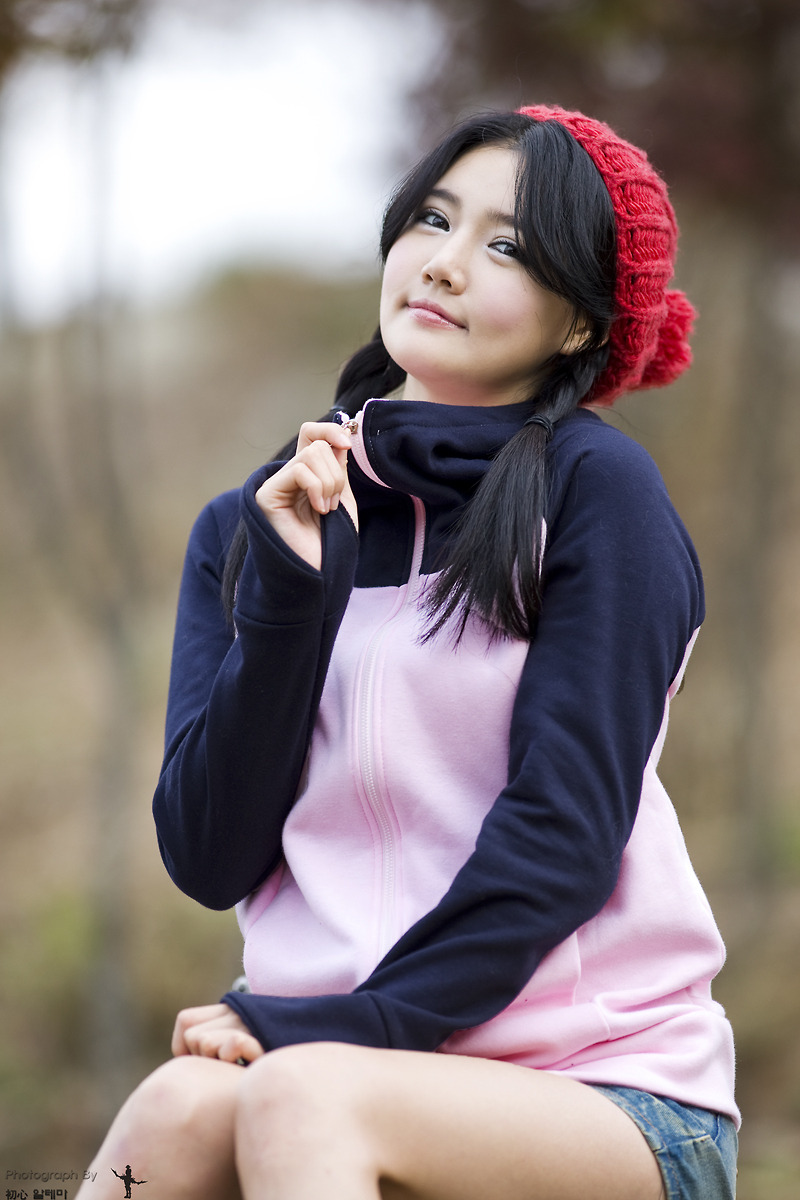 han-ga-eun-pink-and-blue-jacket-14.jpg