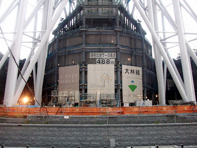 北十間川南側道路から見た建設中(488m)の東京スカイツリーエントランス