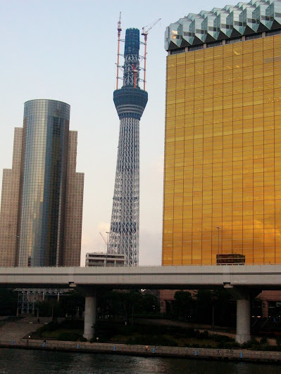 吾妻橋から見た建設中(488m)の東京スカイツリーのズーム
