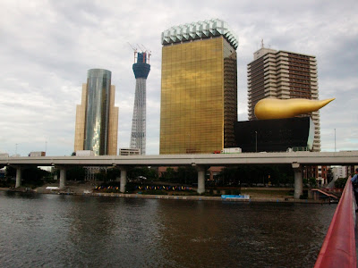 吾妻橋から見た建設中(408m)の東京スカイツリー