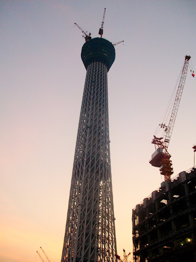 京成橋から見た建設中(398m)の東京スカイツリー