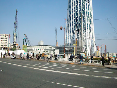 東武橋から塔体を見ているたくさんの人