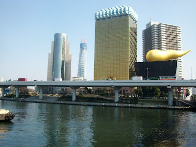吾妻橋から見た建設中(303m)の東京スカイツリー