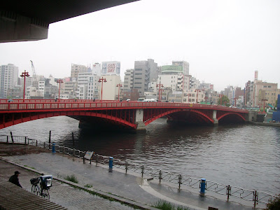 3連の赤いアーチ橋、吾妻橋