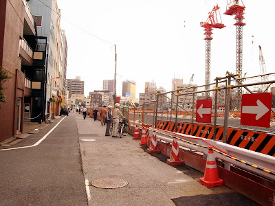 北十間川南側道路から建設中の東京スカイツリーを見る人