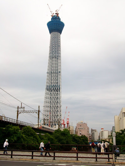 源森橋から見た特急スペーシアと建設中(398m)の東京スカイツリー