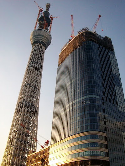 京成橋から建設中の東京スカイツリーと高層棟