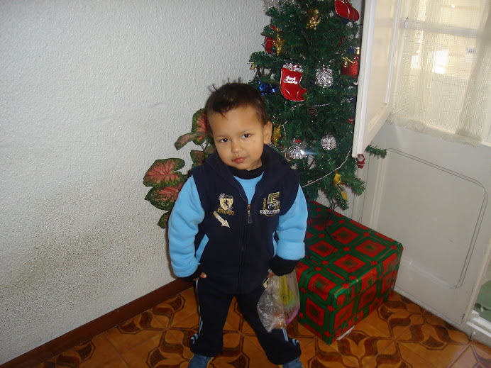 juinor en la casa  de su yaya
