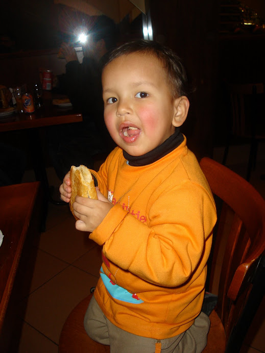 junior en el bar de su tio mario comiendo su bocadillo