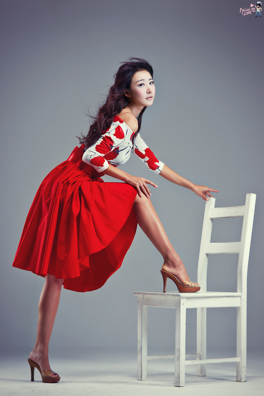 Beautiful Korean model Park Hyun Sun (박현선) in red