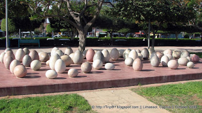 Камни в форме яиц на побережье by TripBY.info