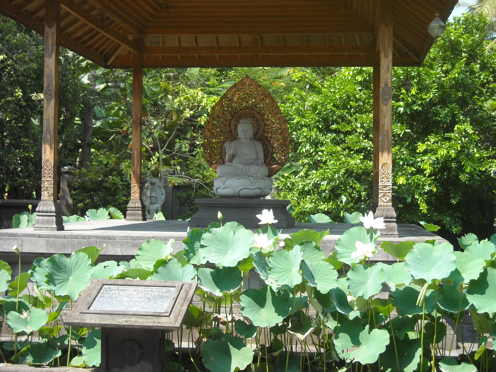 [Buddhist+temple+near+Borobudur+007.jpg]