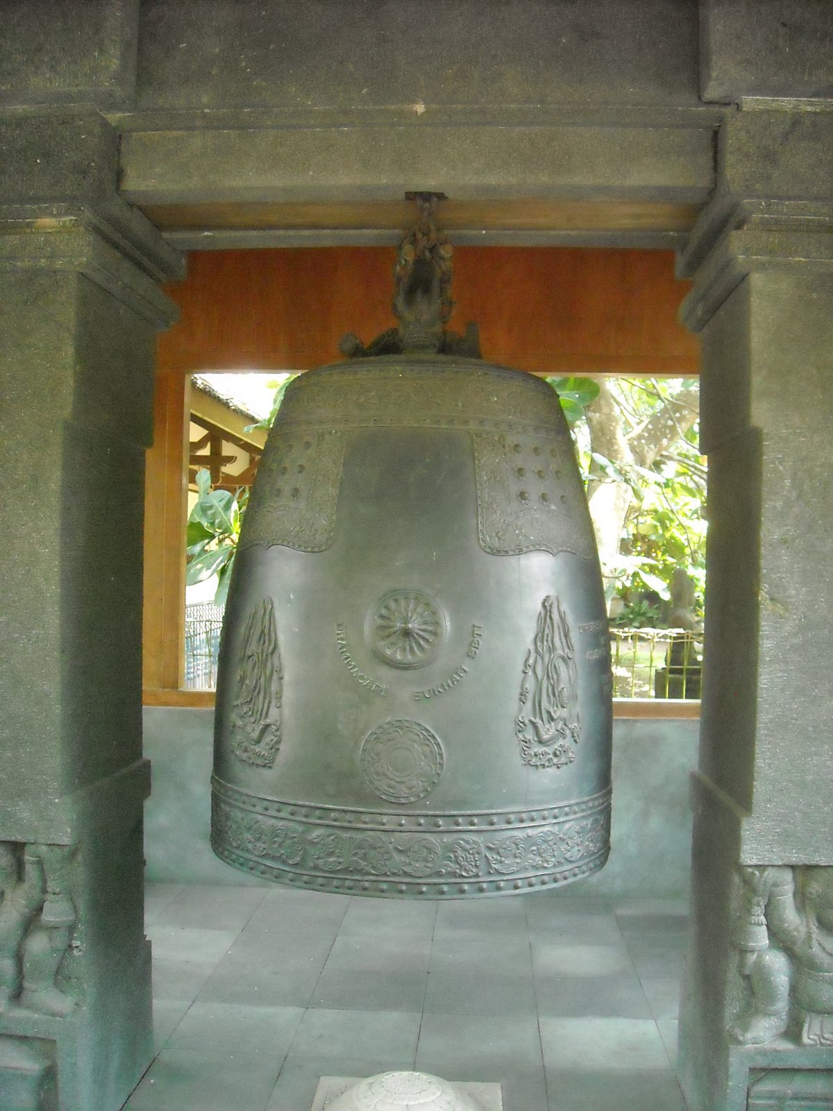 [Buddhist+temple+near+Borobudur+013.jpg]