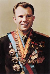 [200px-Yuri_Gagarin_official_portrait.jpg]