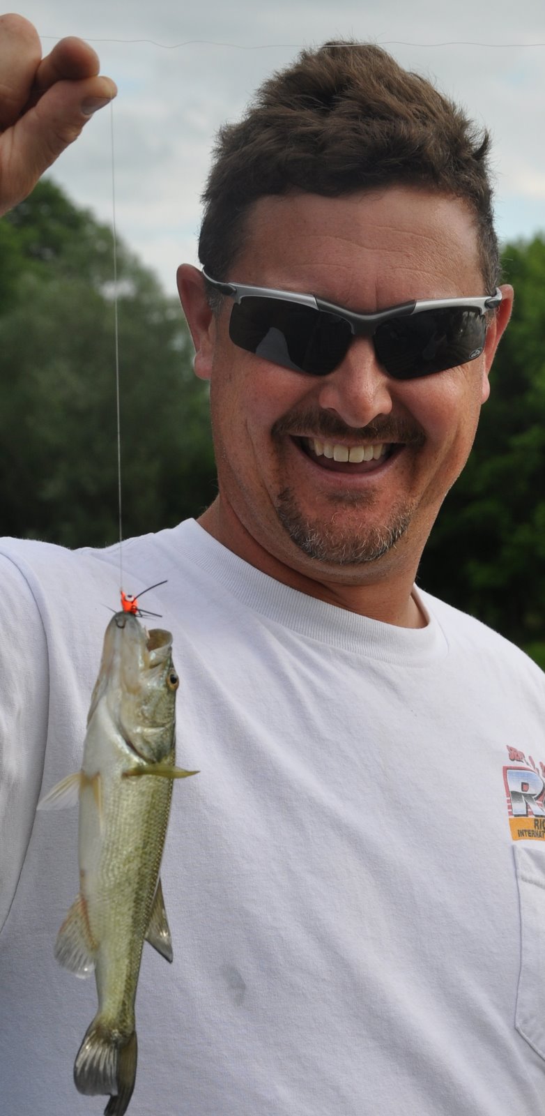 [Ronnie+small+mouth+bass.jpg]