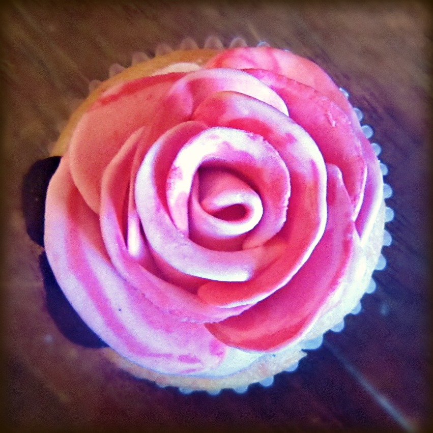 Lady Createalot Make a marbled fondant rose without any special tools!