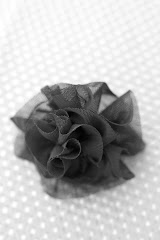 Socialite flower clip in Black