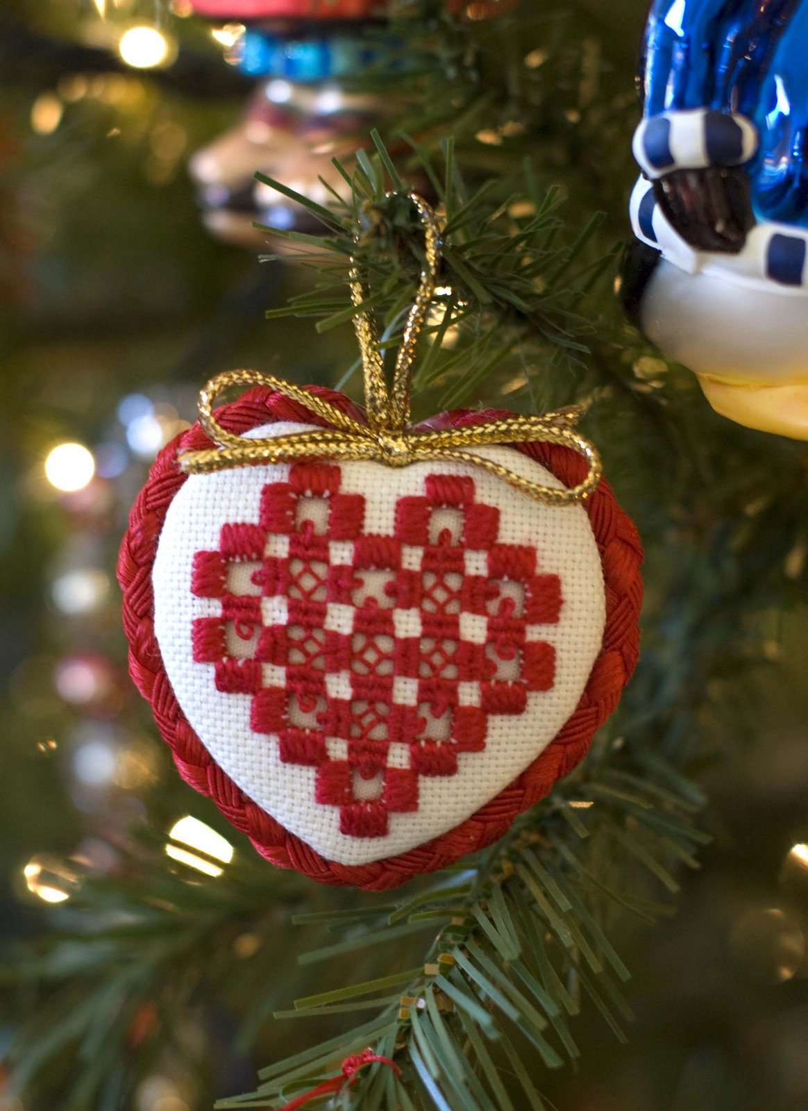 [ornament+heart.jpg]