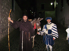 figuaranti medievali durante il percorcoso della festa