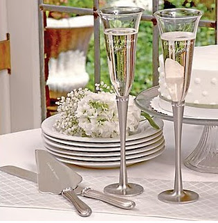 Resultado de imagem para taças de champagne e bolo