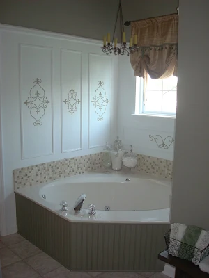 Corner tub with beadboard and tile surround