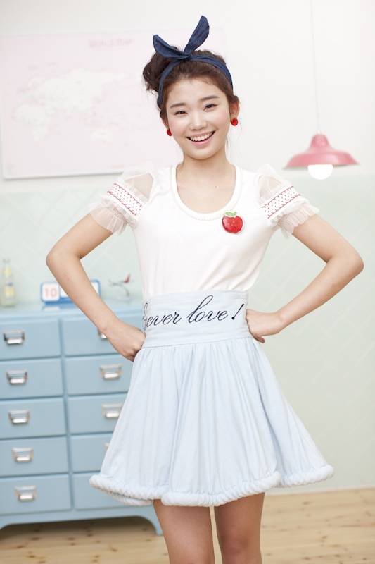 Trot singer Seondeok makes her debut on ‘Music Bank’ with “I’m 19