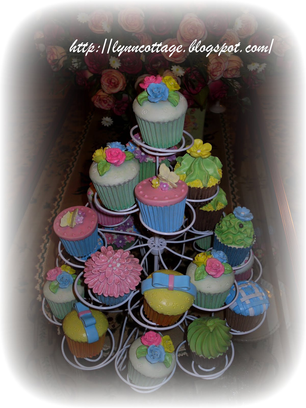 lynn's cottage CUPCAKES FOR SALE.......