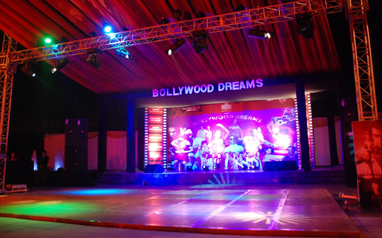 5 Star hotels information in the world: New Year Party In 5 Star Hotel In Delhi