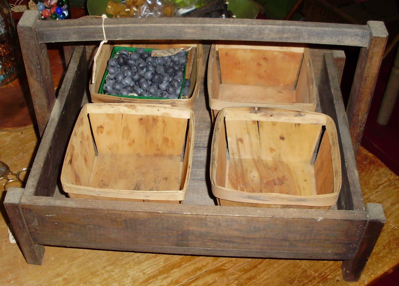 Log Cabin Antiques & Gifts Berry tote with 4 berry baskets