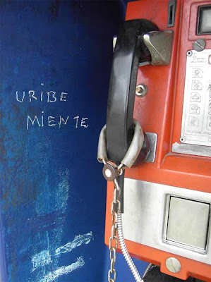 Uribe miente, dicen las cabinas telefónicas de Popayán