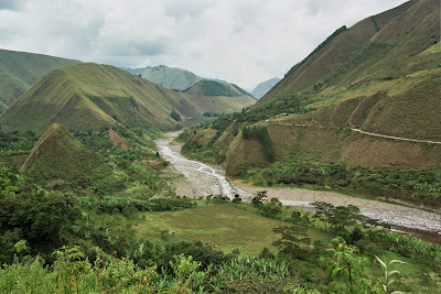 El río Páez en marzo, desde un resguardo indígena en lo alto de una montaña, en Tierradentro (Cauca). Marzo 2008.