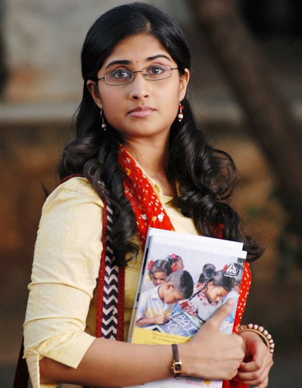 Baby Shamili in Telugu movie Oye - border=