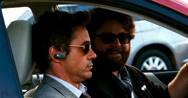 Robert Downey Jr. & Zach Galifianakis en una escena de la película Salidos de cuentas