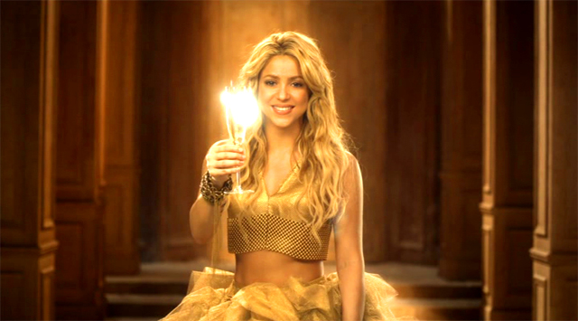 Shakira haciendo un brindis en el anuncio Freixenet Navidad 2010