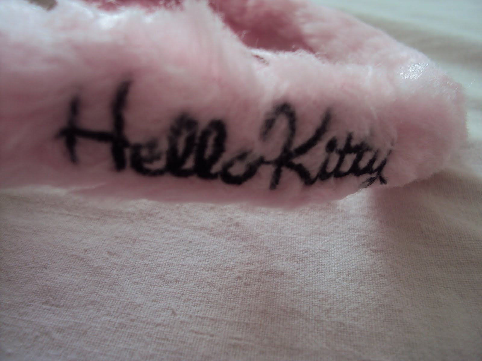 hello kitty cache oreille