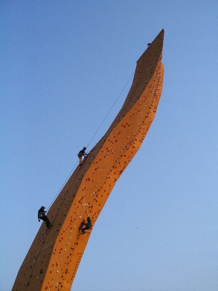 world-s-biggest-climbing-wall-somethin-bizarre