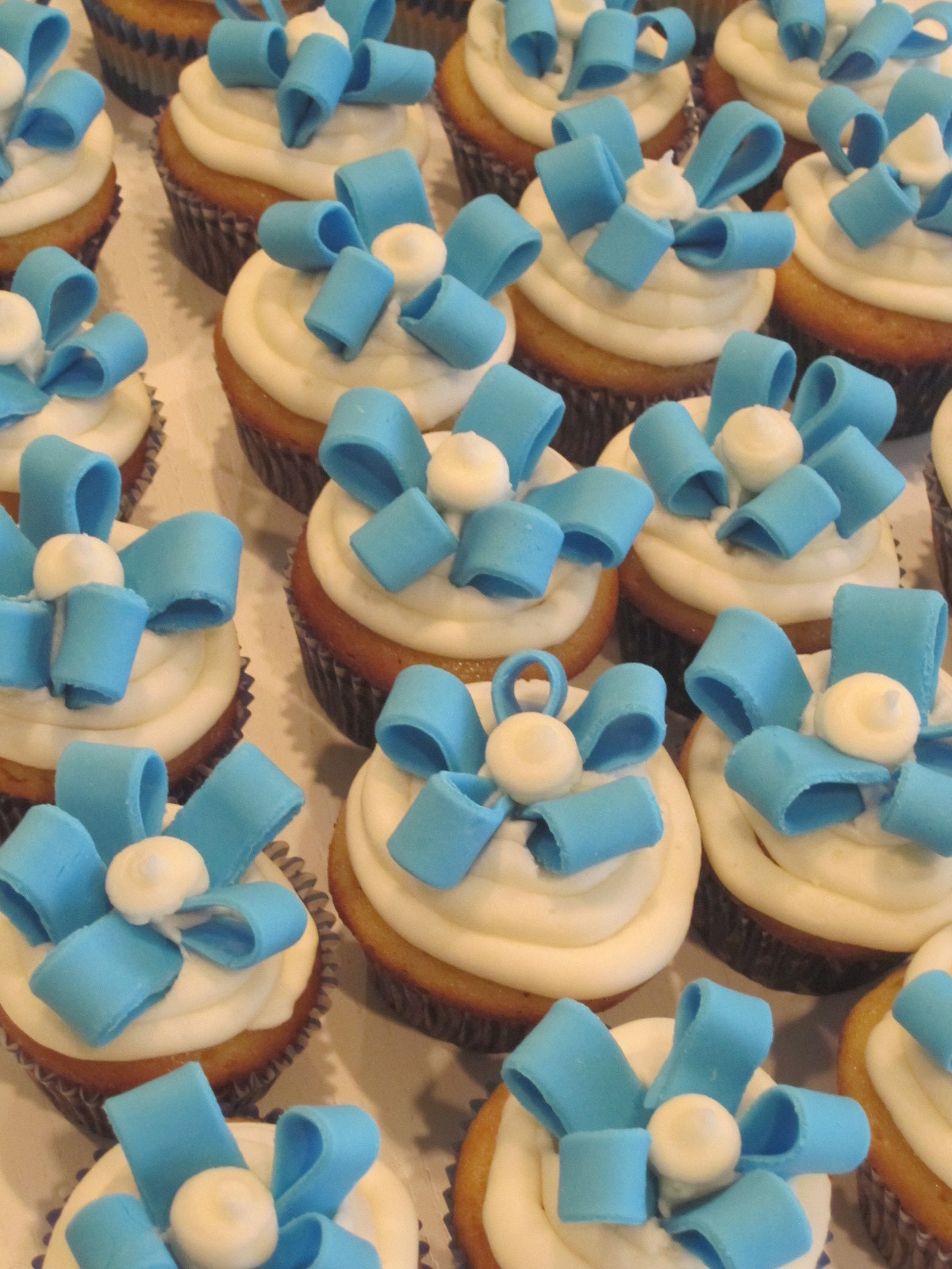 Cake it Pretty Bow Cupcakes!