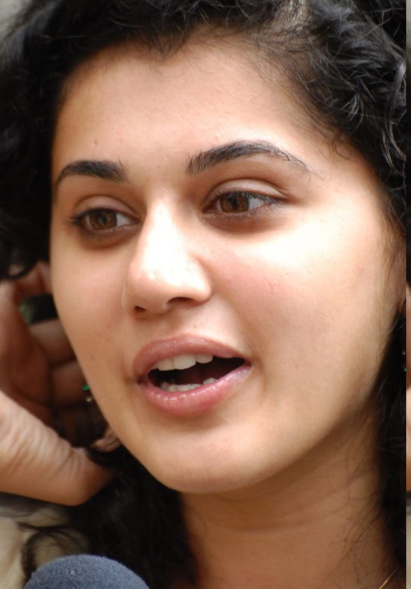 Desi Hot Photos South Indian Celebrities Taapsee Cute Face Close Up Stills Gallery