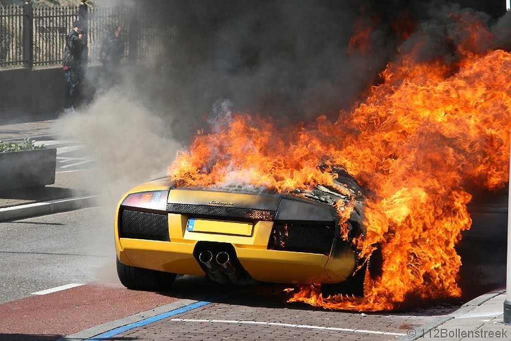 Включи огонь машину. Машина в огне. Горящий суперкар.