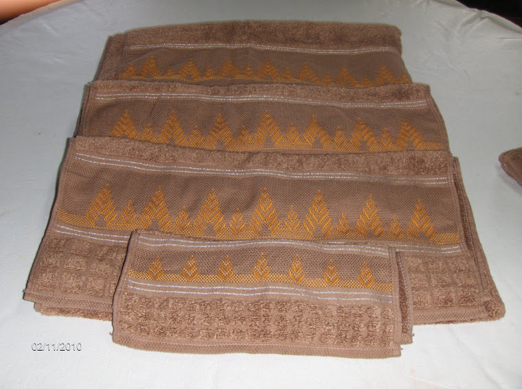 conjunto de toalhas bordadas a juguslavo 50 €