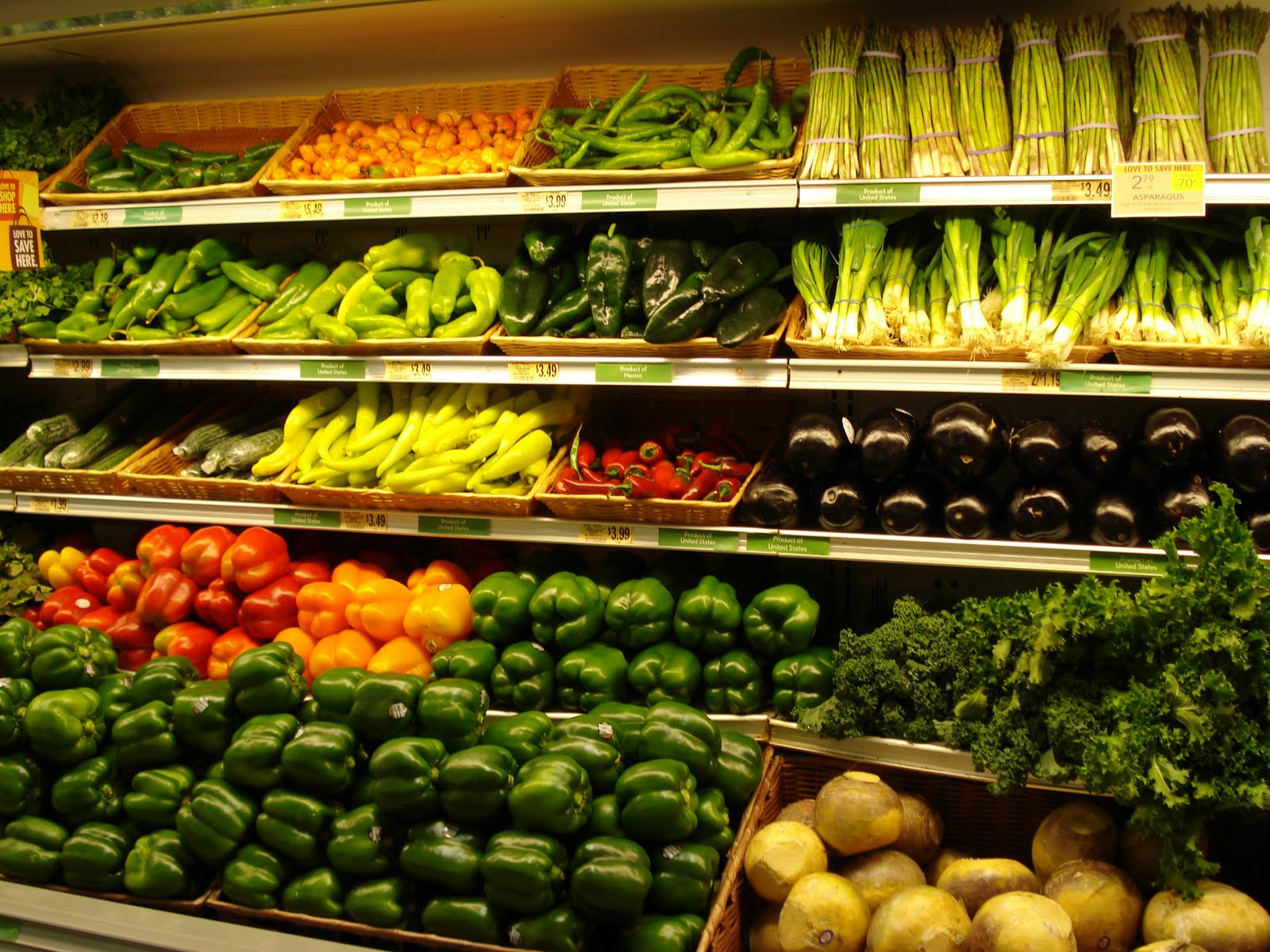 На прилавках магазинов лежат отборные овощи. Овощной прилавок. Витрина овощи фрукты. Овощи в магазине. Магазин овощи фрукты.